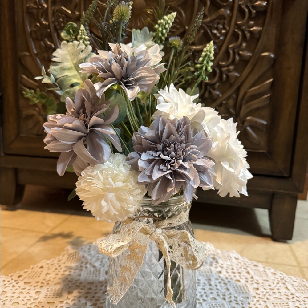 Elegant Floral Arrangement in Glass Vase